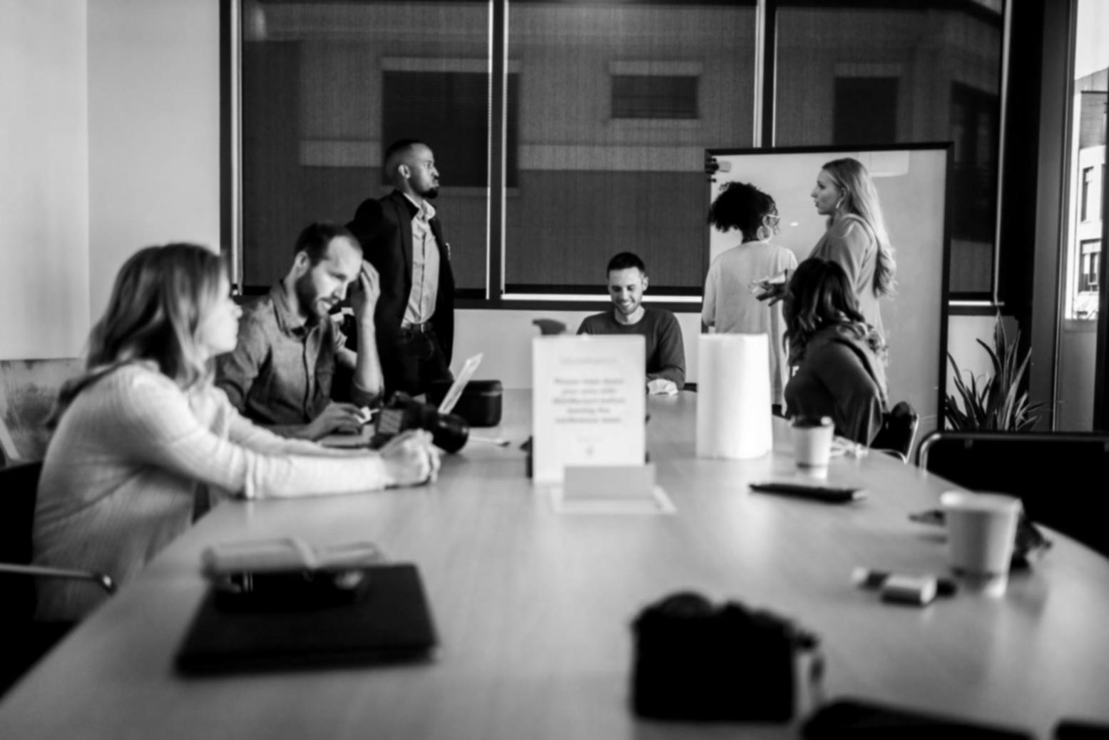 Persona trabajando en planificación financiera