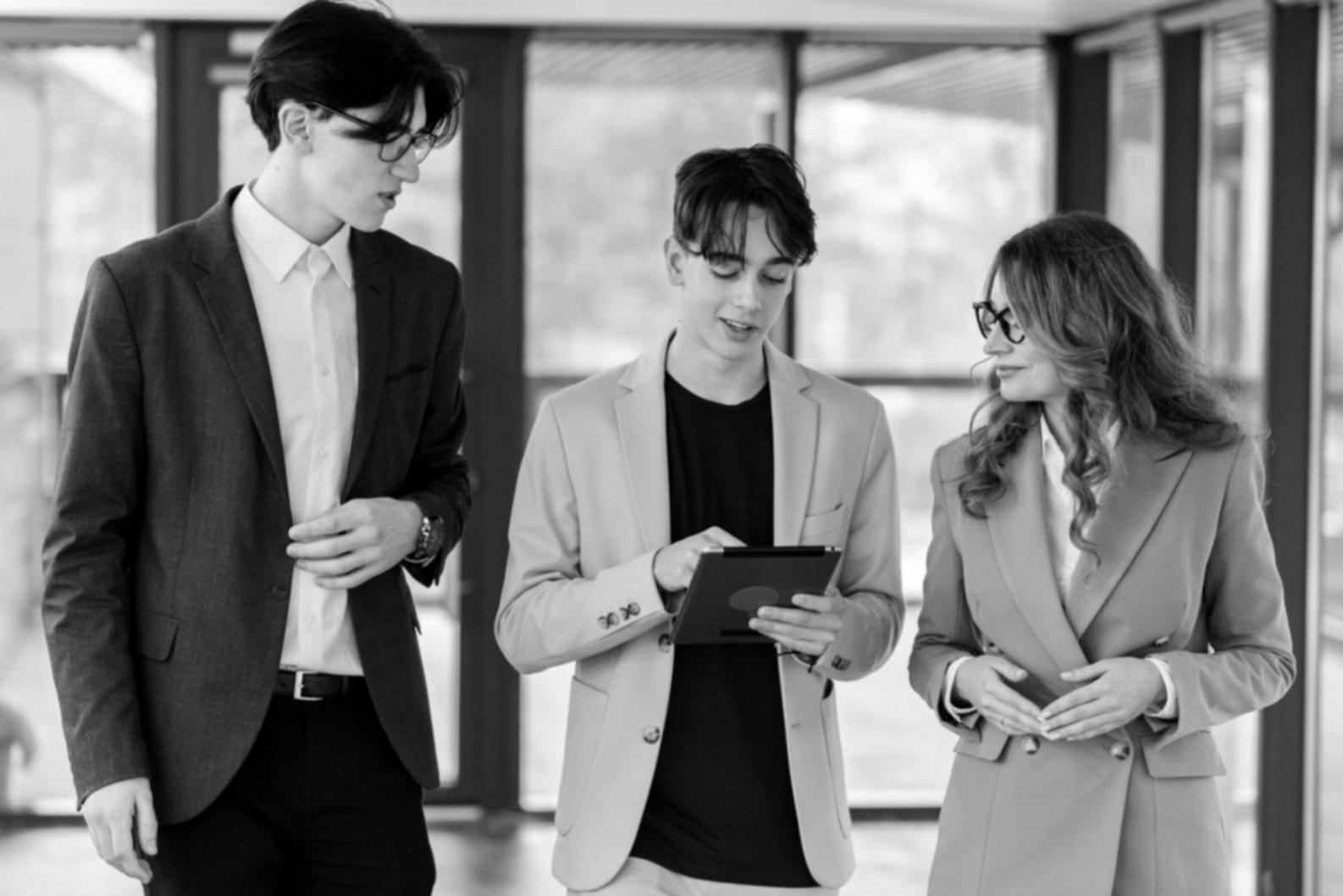 Análisis de datos financieros en oficina moderna